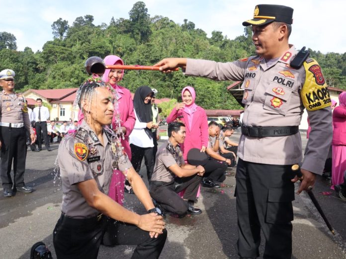 Polres Simeulue Gelar Upacara Kenaikan Pangkat dan Pemberian Penghargaan Kepada Personel