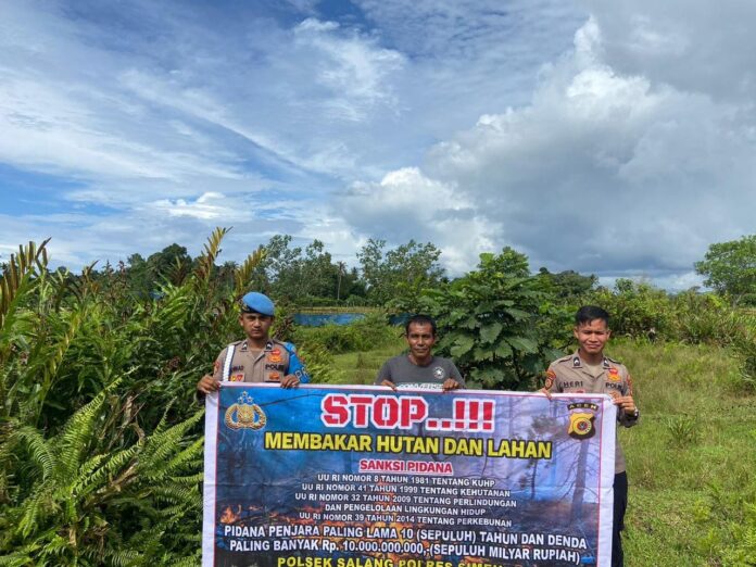 Personel Polsek Simeulue Tengah Sosialisasikan Bahaya Karhutla kepada Warga